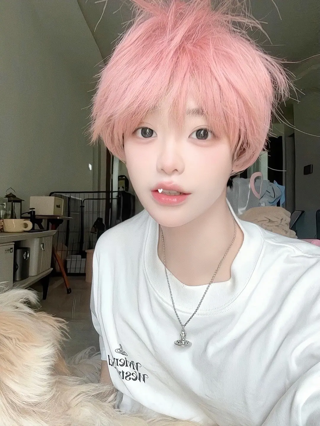 巧了你也穿了白色入镜。