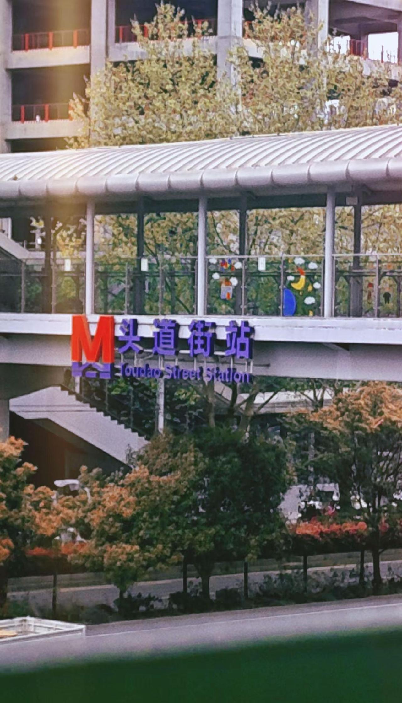 武汉地铁工作人员。武汉 地铁工作人员 昨天到武汉去吃了火锅导致肠胃炎犯了，今天还