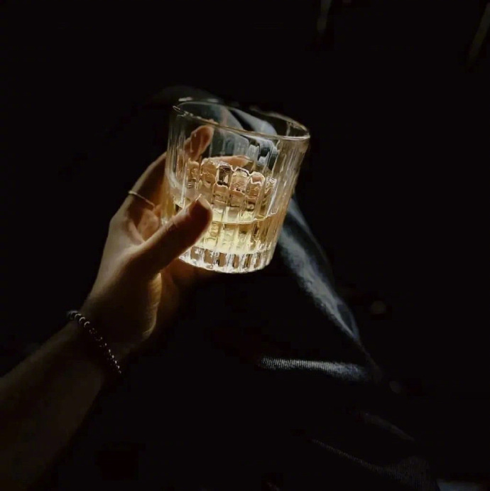 ᥴꫝꫀꫀ𝘳𝘴🍻 ◞✧ “是酒吗？不 这不是酒 这是 暗淡无光日子里的良药”