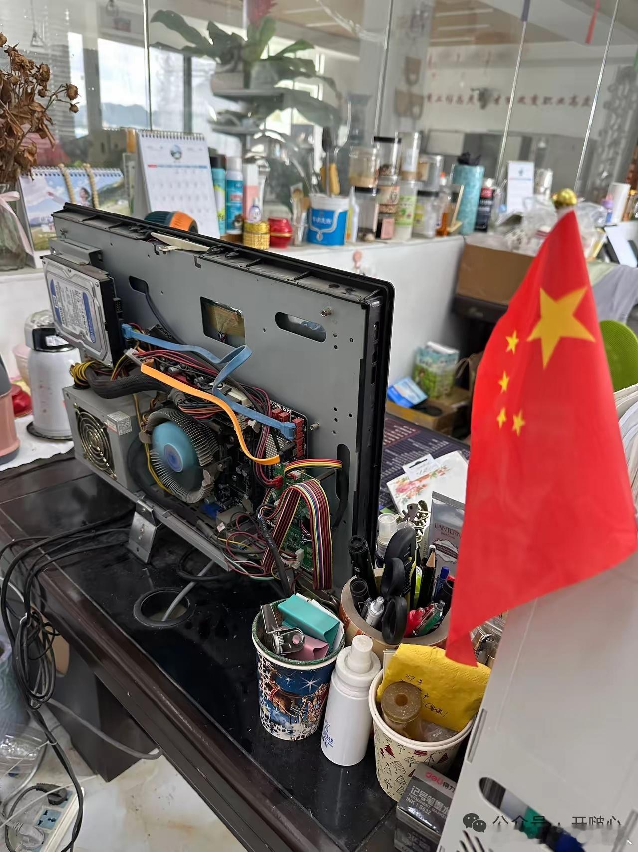 办公室这台老电脑，硬生生熬走了好几茬同事。 