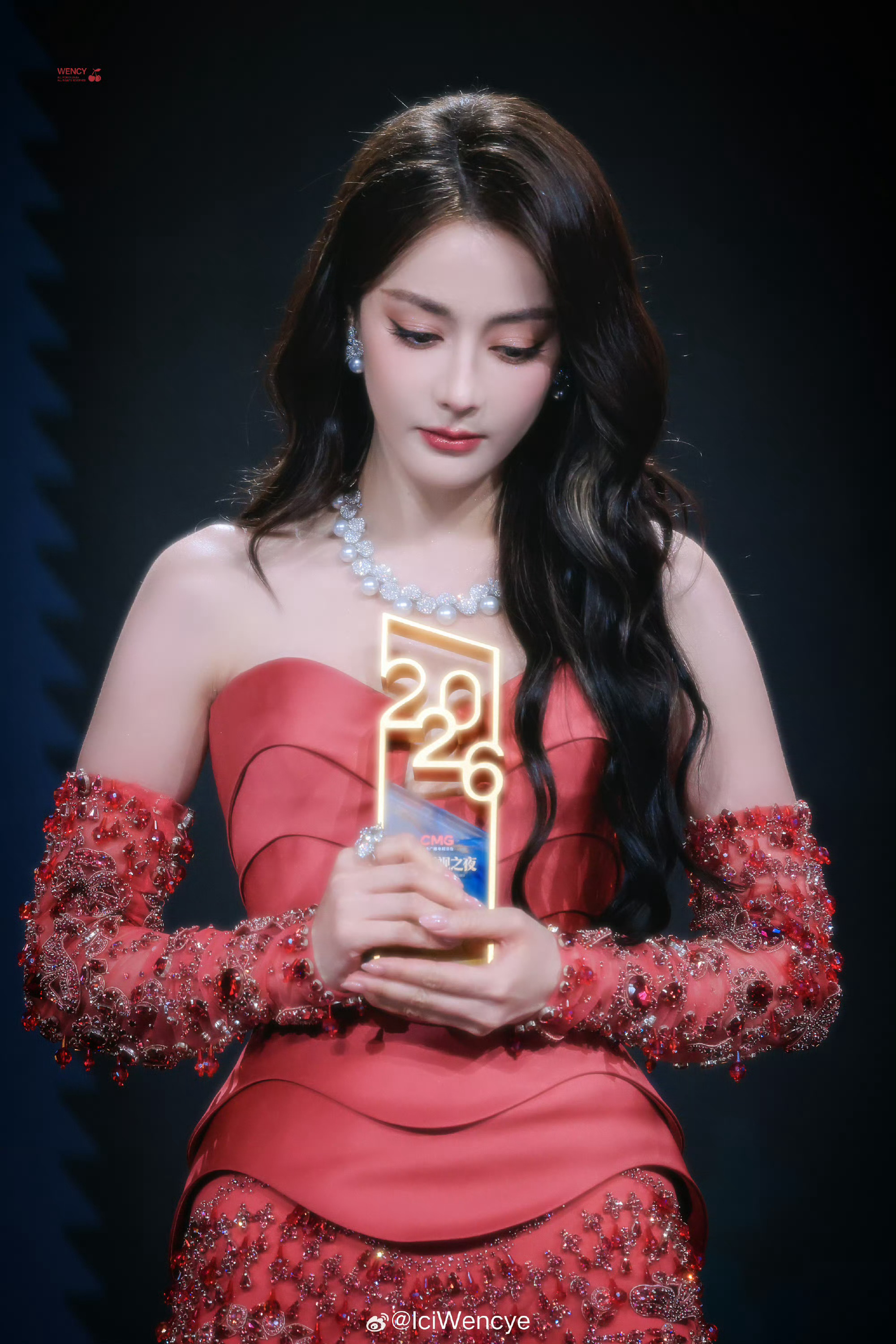 演员迪丽热巴全肯定问多少遍都是全肯定，向前走，我的女主别回头。 