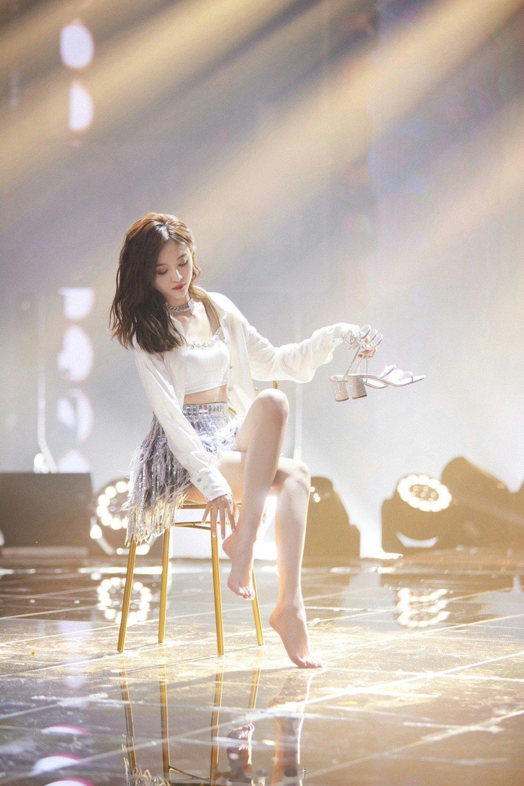 吴宣仪这样的玉足谁不爱啊 