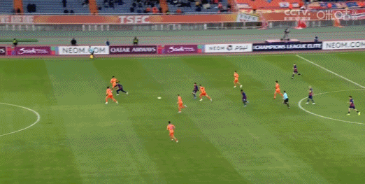 逃过一劫？亚冠精英赛山东泰山主场对阵柔佛新山，这一幕似曾相识，武磊“小迷弟”艾曼