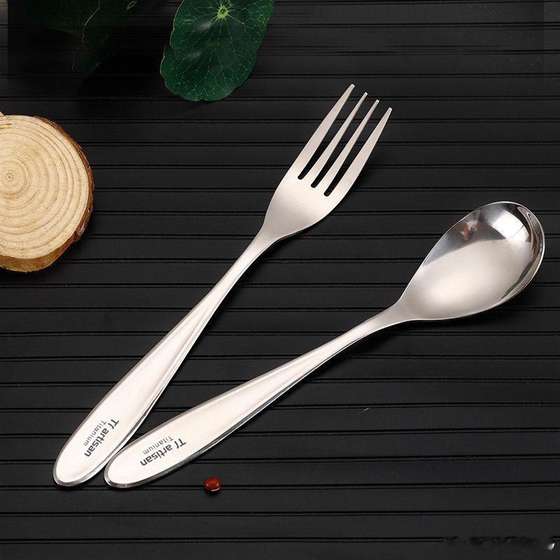 钛餐具的好处其实不少 以前总觉得高端材料离普通人很远，现在慢慢走进厨房，让普通三