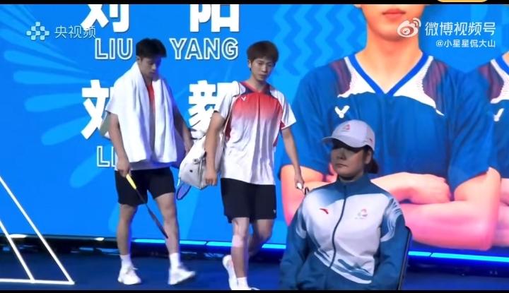 刘阳/刘毅打疯了，这拼劲[赞][笑哭]！
刚刚，安徽队男双组合刘阳/刘毅21-1
