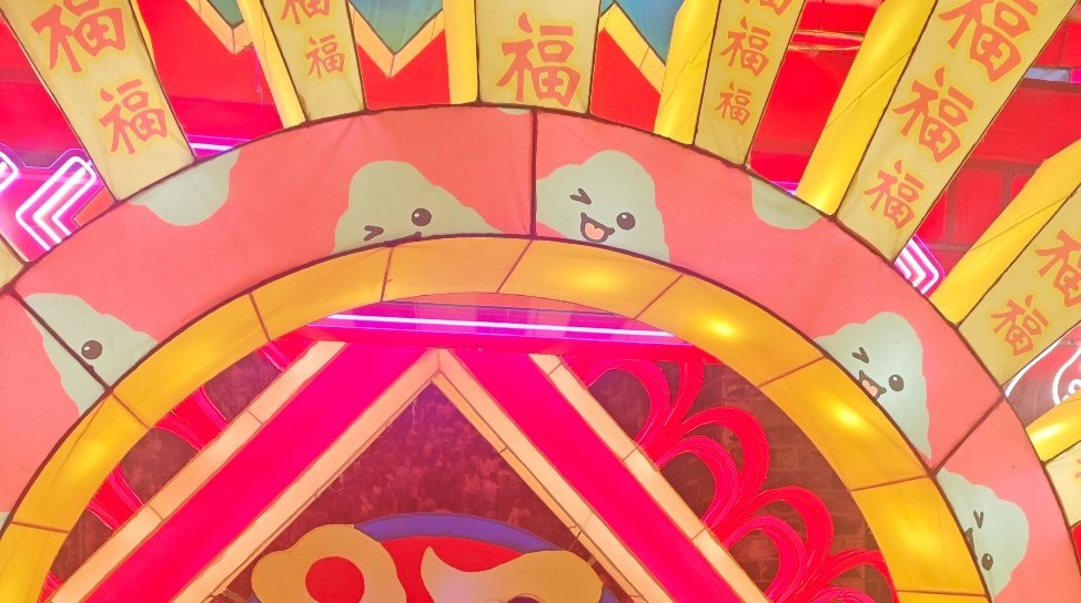 年夜饭变身大型千问拉新现场  今年年夜饭太热闹了，饭桌直接变成千问集卡现场，全家