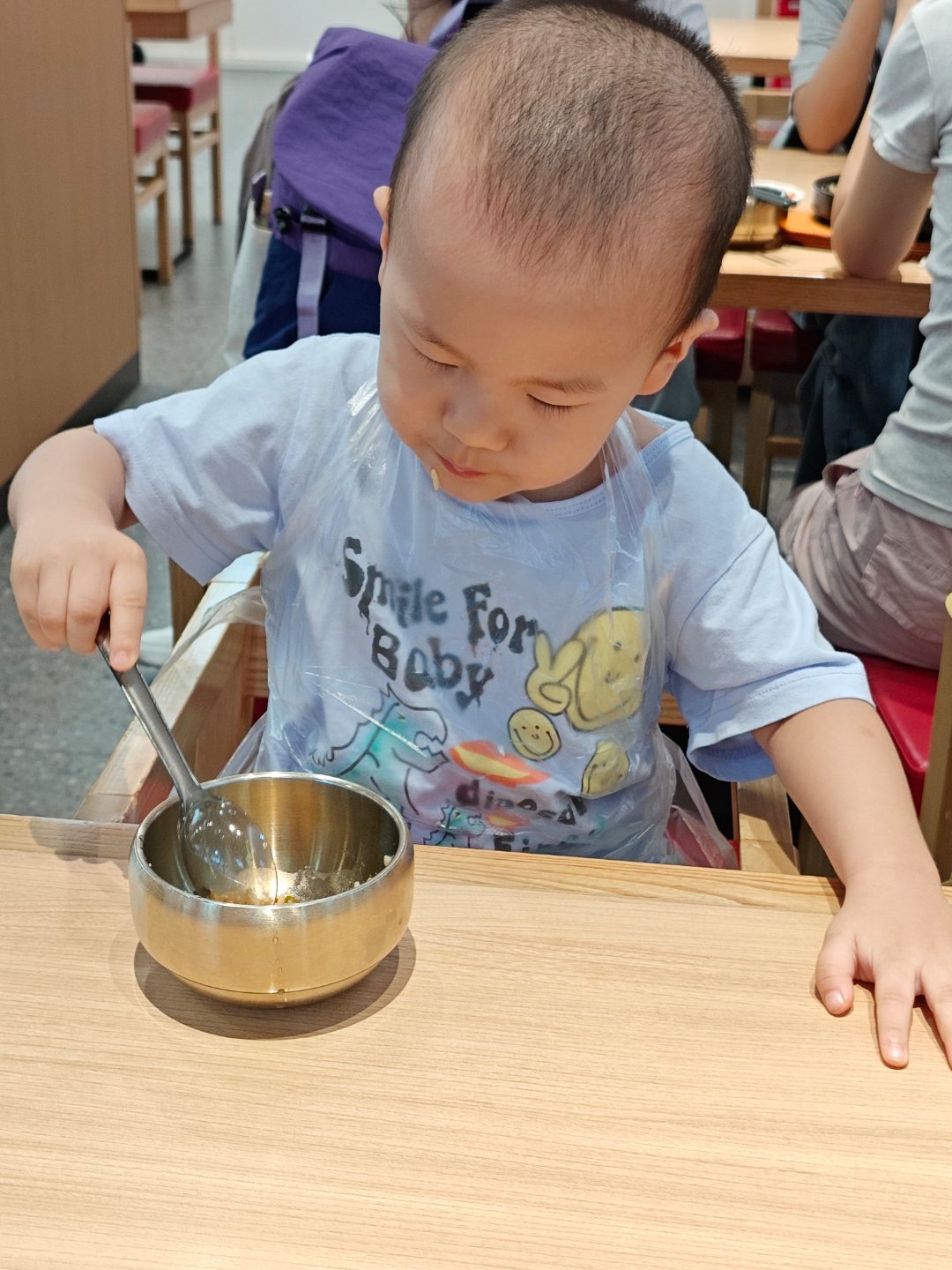 能自己吃饭的小孩真好。 ​​​