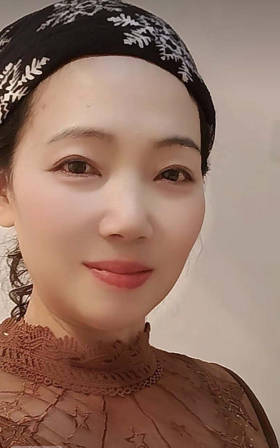 一不小心爱错你

文/熏墨
春风拂柳絮沾衣，误入桃源蝶引蹊；
月老无心牵红线，佳