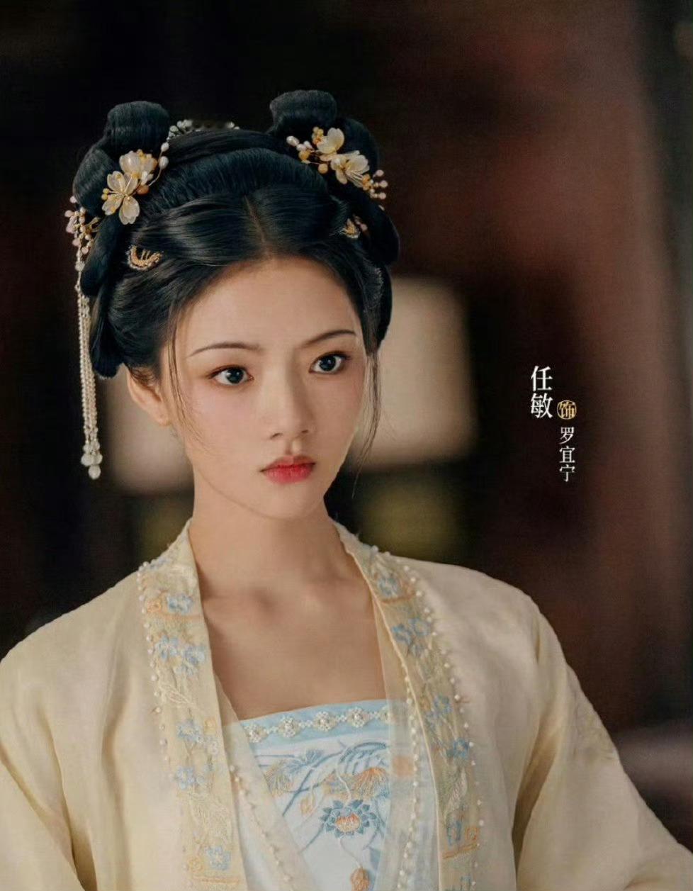 同样的造型，任敏和田曦薇差的不是一点半点。 ​​​