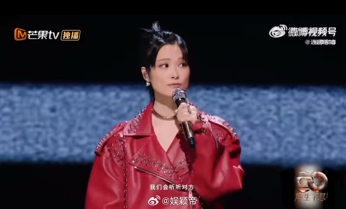 周笔畅送李宇春定制人像花篮 周笔畅给李宇春送的定制人像花篮也太戳人了！花篮里还原