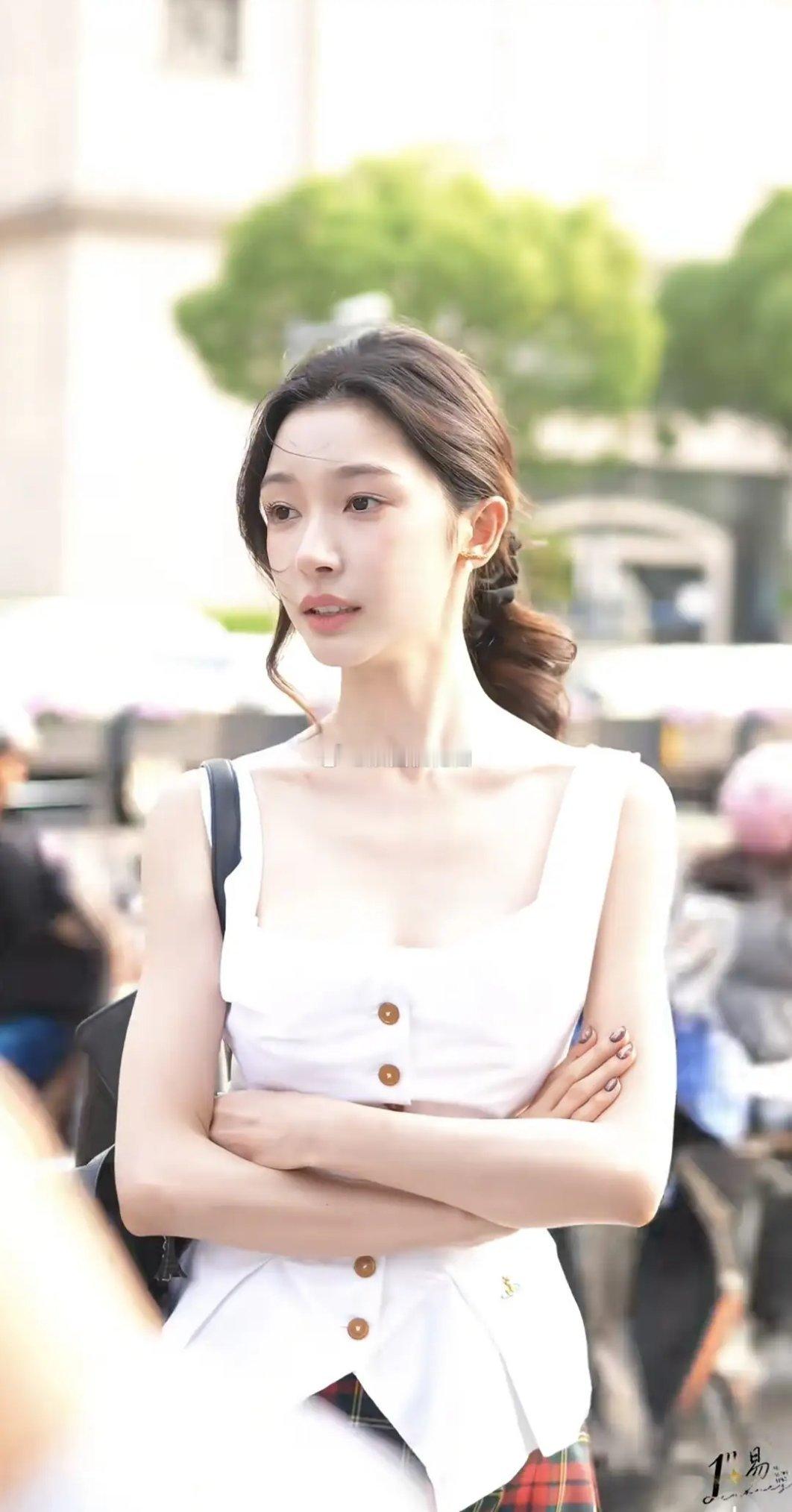 易梦玲拍戏路透曝光，一袭白吊带短裙出镜，身姿曼妙，双腿纤细修长，曲线优越，氛围感