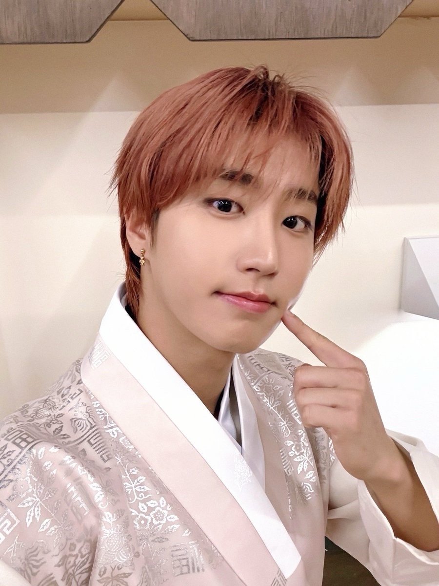 StrayKids新年自拍公开：快乐春节🥰 