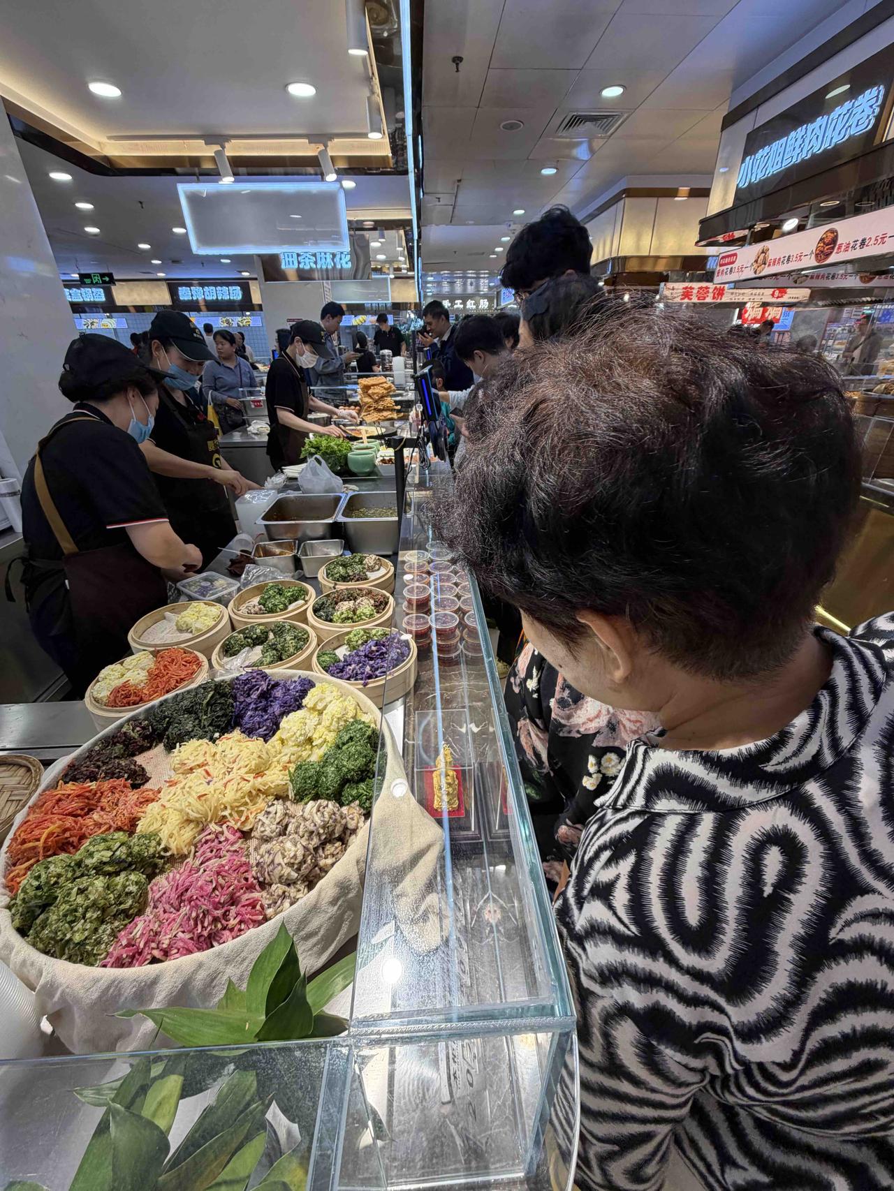 大前天中午，我跟几位朋友，在西安秋林公司李家村店吃完饭，往外走时，同行的一位女朋
