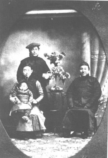 梅兰芳在上海抱子永儿与老师茹莱卿(此上海之行兼为琴师)(右)及雷少臣(后立)