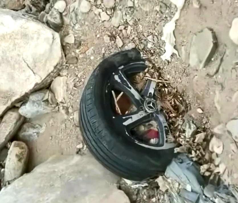 好家伙，河里捞出一辆大奔！
这事儿可真新鲜。

有网友在河边溜达，冷不丁瞅见河床