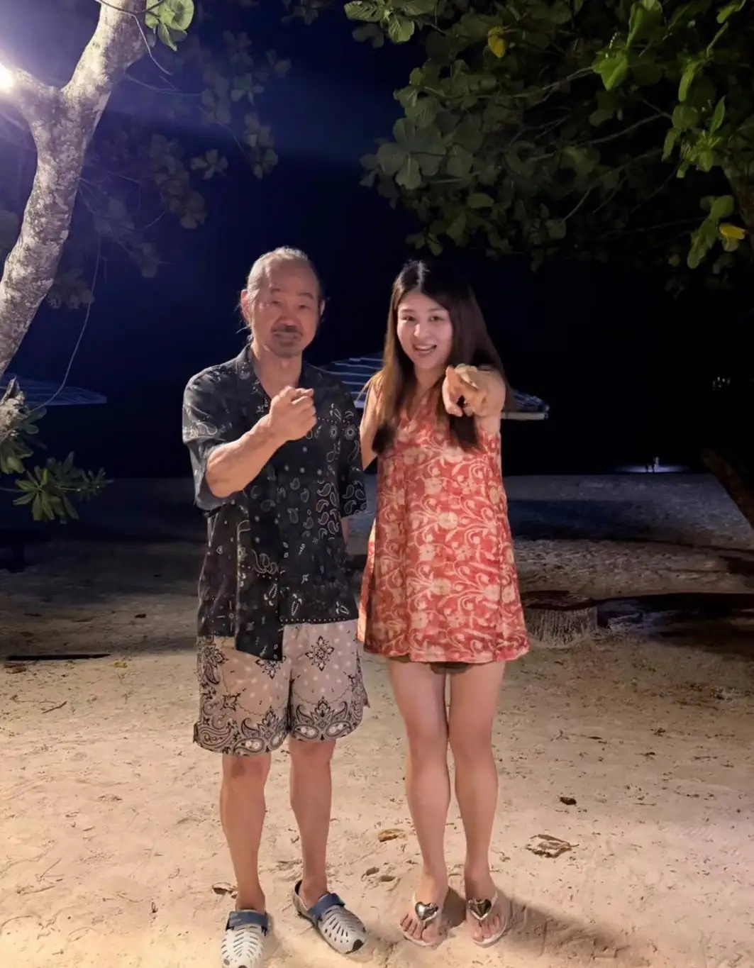 74岁“包租公”元华和家人在马来西亚海岛度假被偶遇，他看起来苍老了好多，头发稀疏