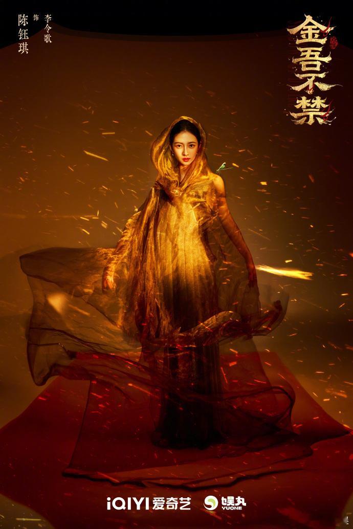于正发布陈钰琪的妆造后，又针对粉丝对陈钰琪妆造的疑问进行回应，这种连贯的互动让妆