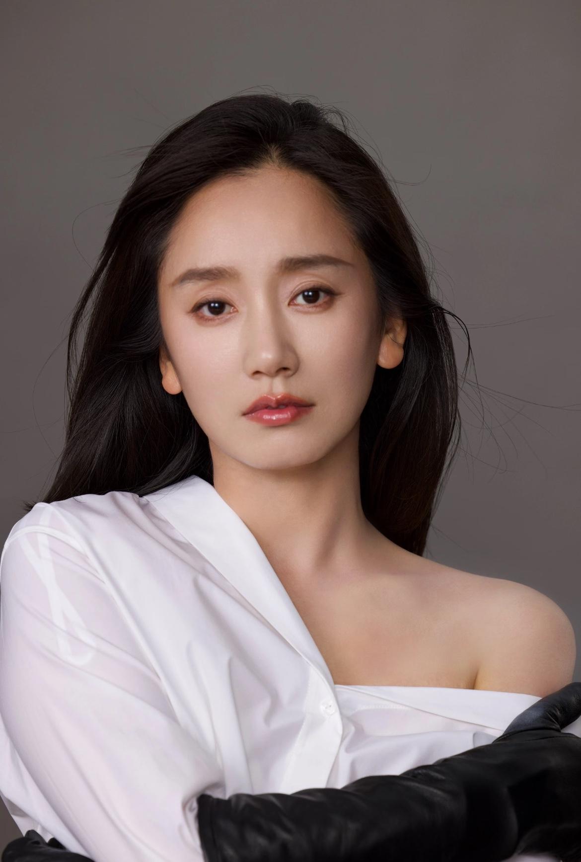 董晴真的太低调了，不深挖根本不知道，她藏了太多故事。

从《最好的我们》里鲜活的