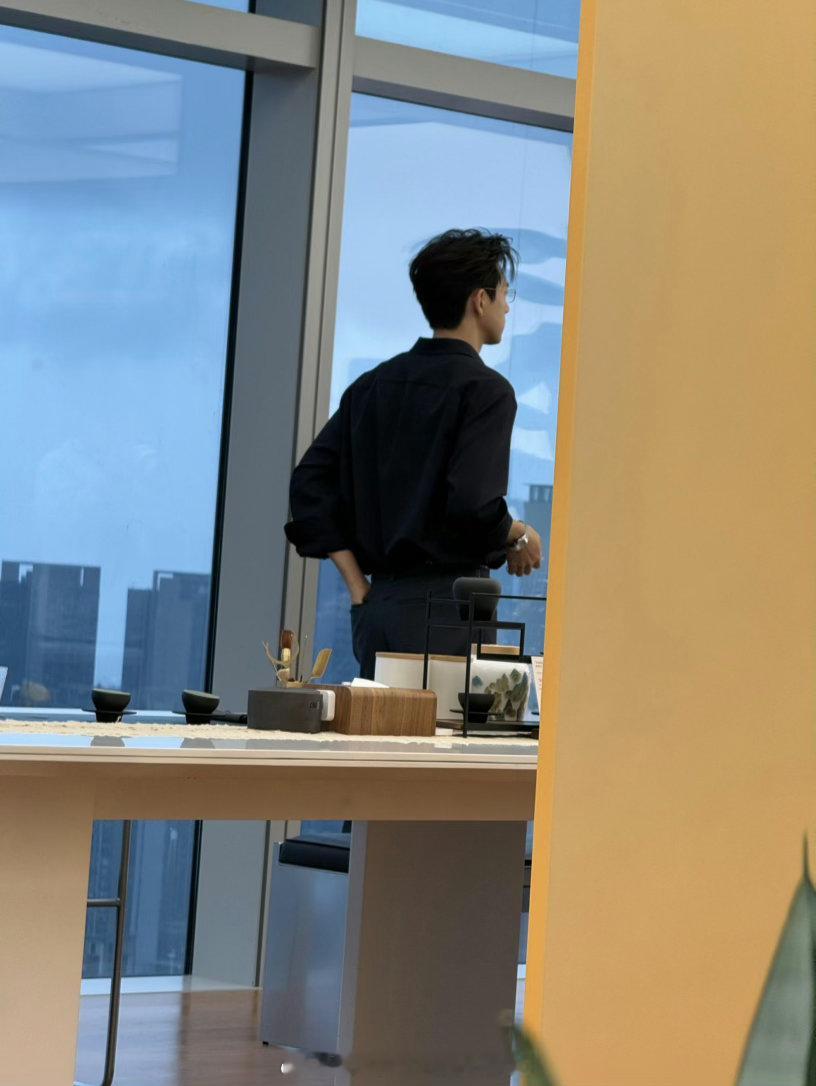 李现《雾里青》孟弗渊背影图，总裁工作之余放空休息！！