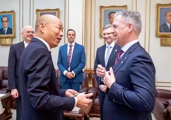 郑丽文在上海看港口、看大飞机，韩国瑜却在台北陪美国参议员有说有笑，还高喊"没有蓝