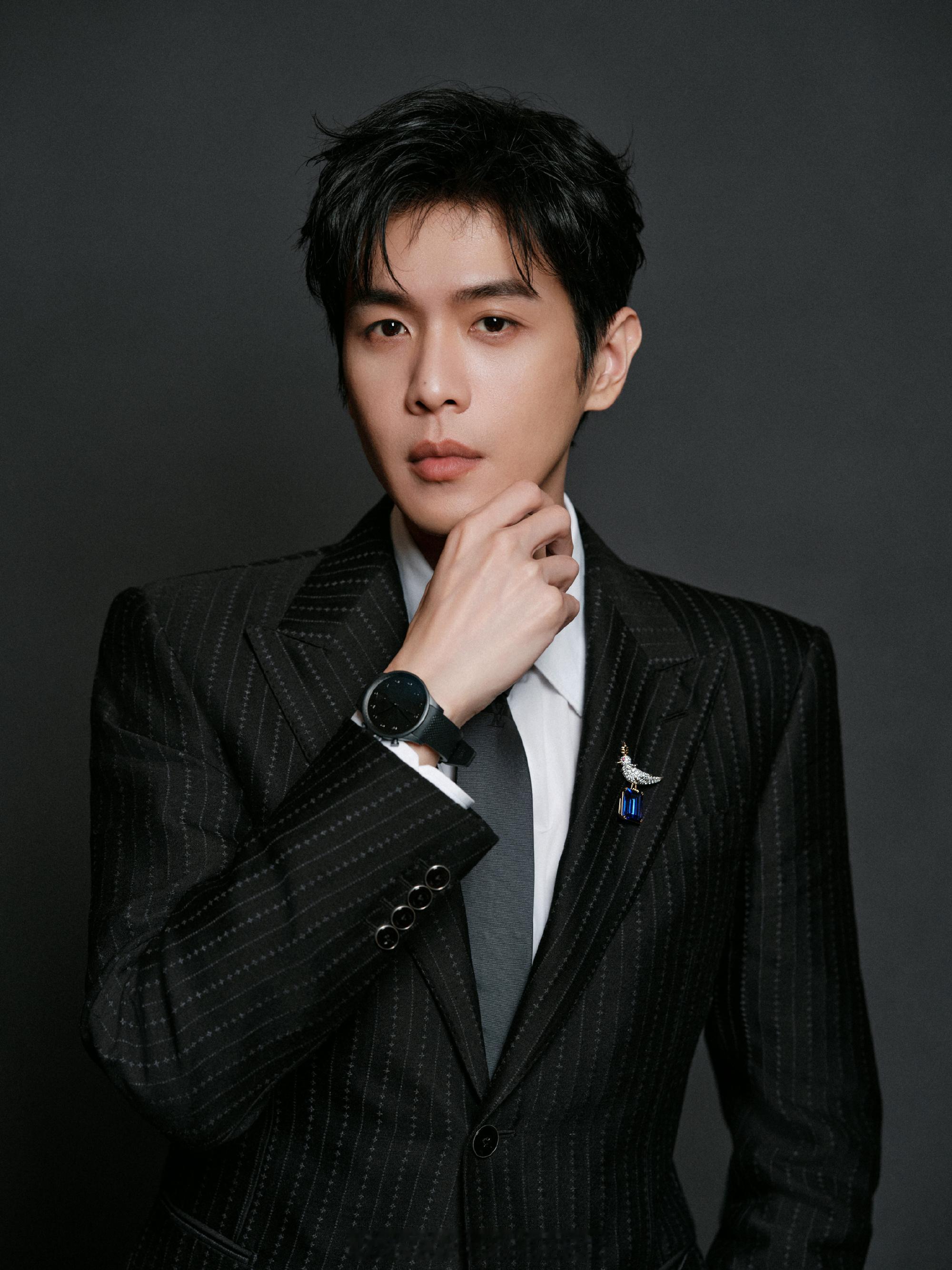 张若昀你神图有了 张若昀北影节红毯造型好帅，工牌公文包完美适配《年会不能停2》刘