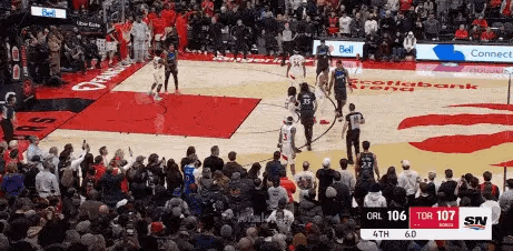 魔术最后一攻，教练原本画的战术不错，布莱克跑出了篮下空位。但发球的席尔瓦反应慢了