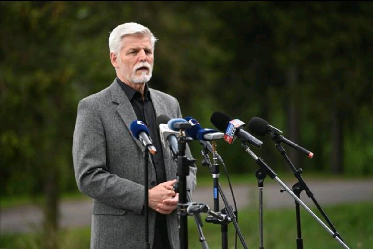 泽连斯基笑不出来！捷克送的战机是“苍蝇拍”，F-16没影还得清库存

捷克总统帕