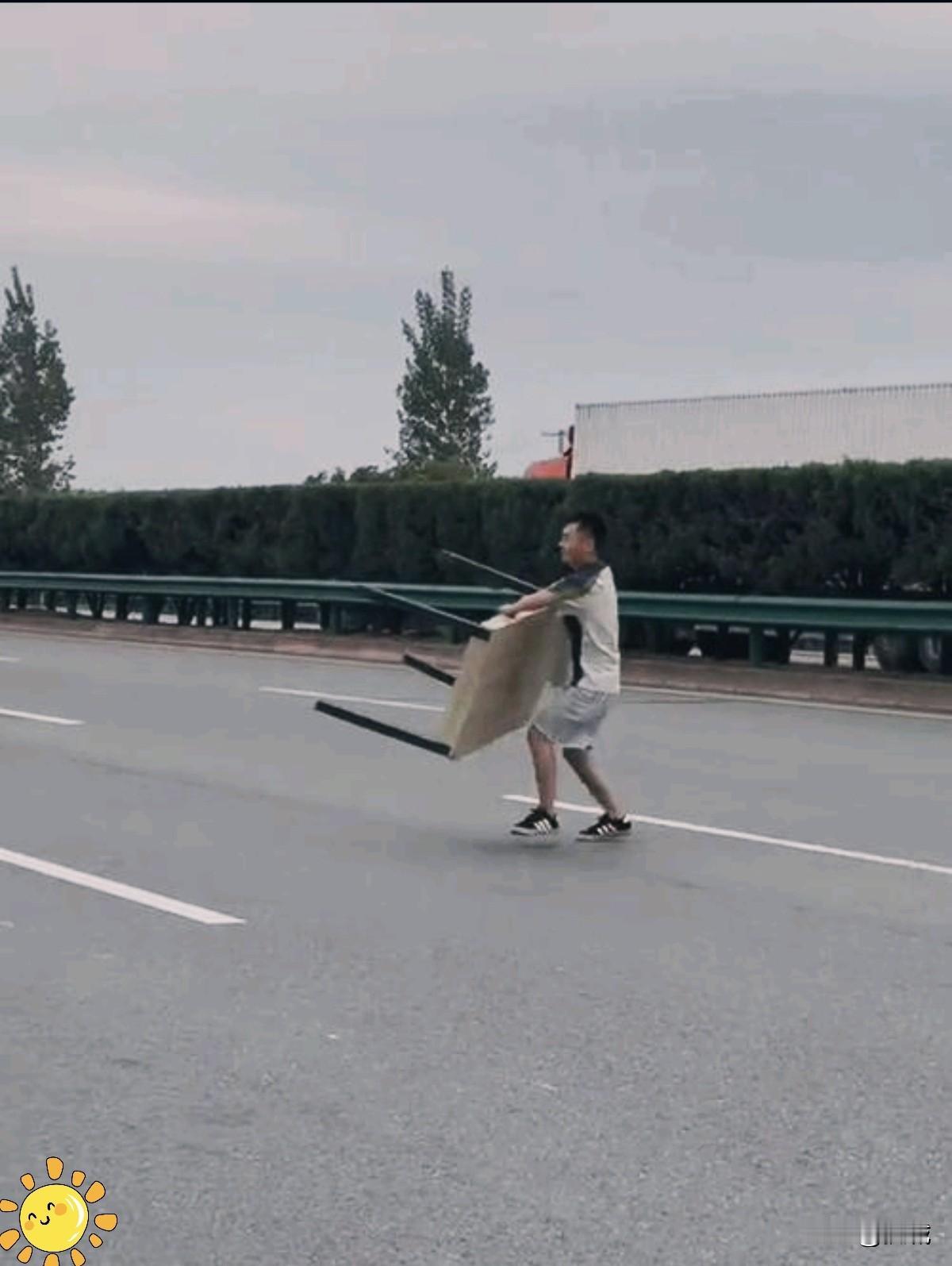 故事开端，或许只是高速公路上一次寻常的险情：一张桌子不知何时坠落于滚滚车流之间。