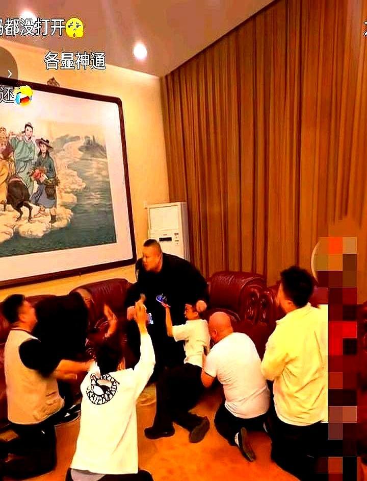 磕一个头3000块，德云社后台这生意，比说相声还赚钱。
 
岳云鹏带队，门一开，