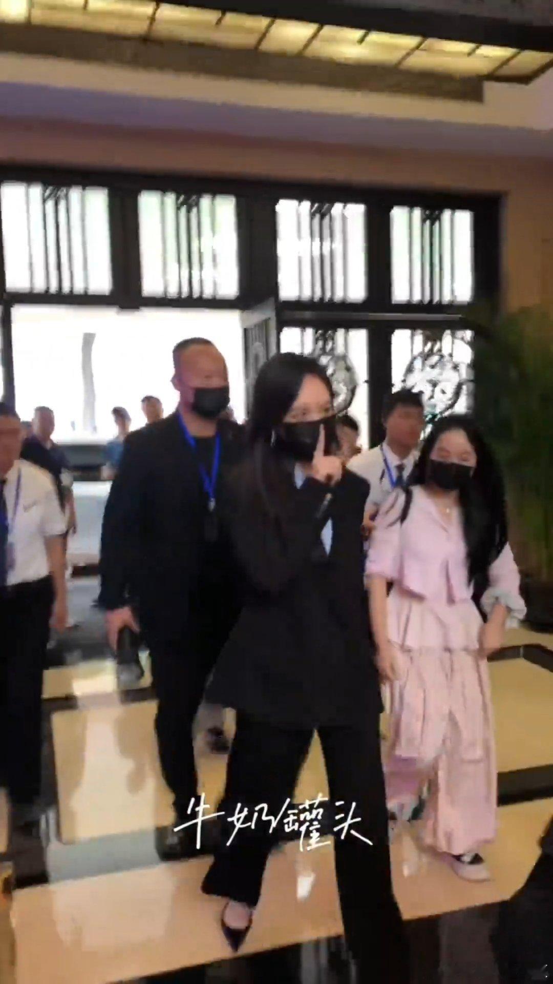 唐嫣[超话]唐嫣对粉丝比嘘唐嫣比嘘帅到我了 唐嫣今日参加活动，完全高干风，一进场