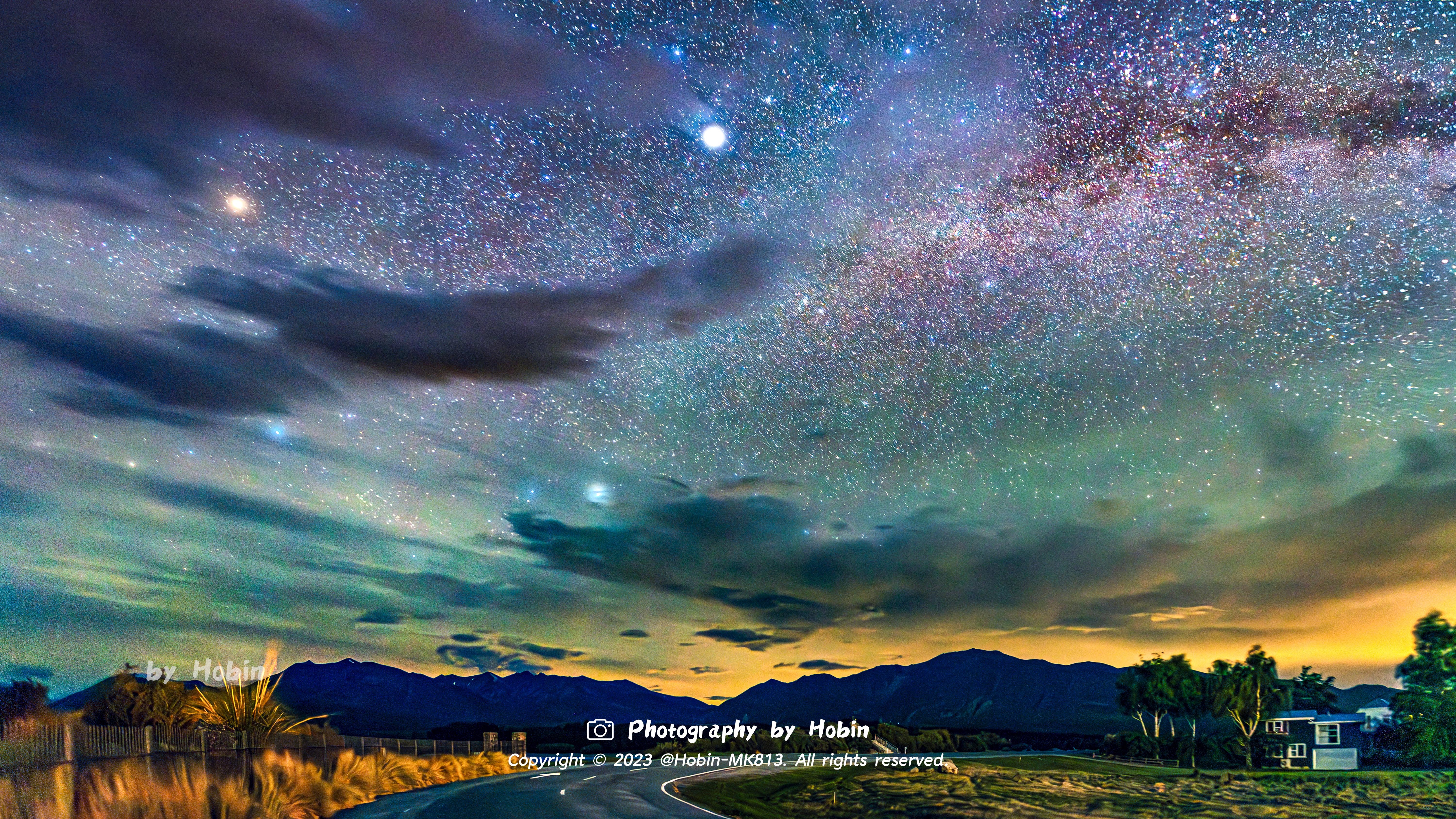 来自南半球的星河浪漫🌌漫天星辰在五彩斑斓的夜空下缓缓流动，橙绿色的气辉破云而出