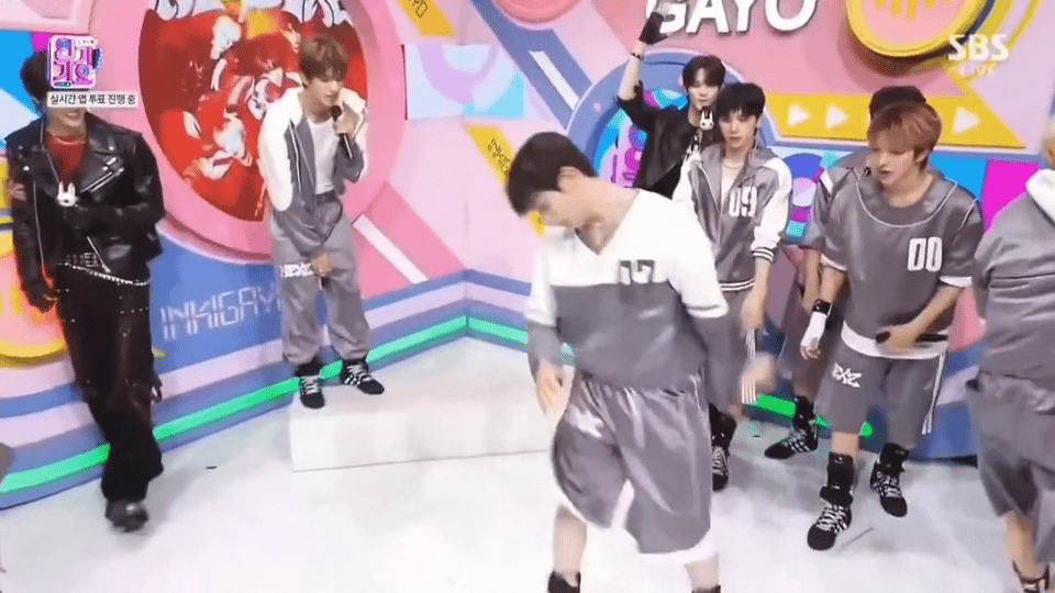 如果男爱豆必须会这个动作，还有哪些能出道 ​​​