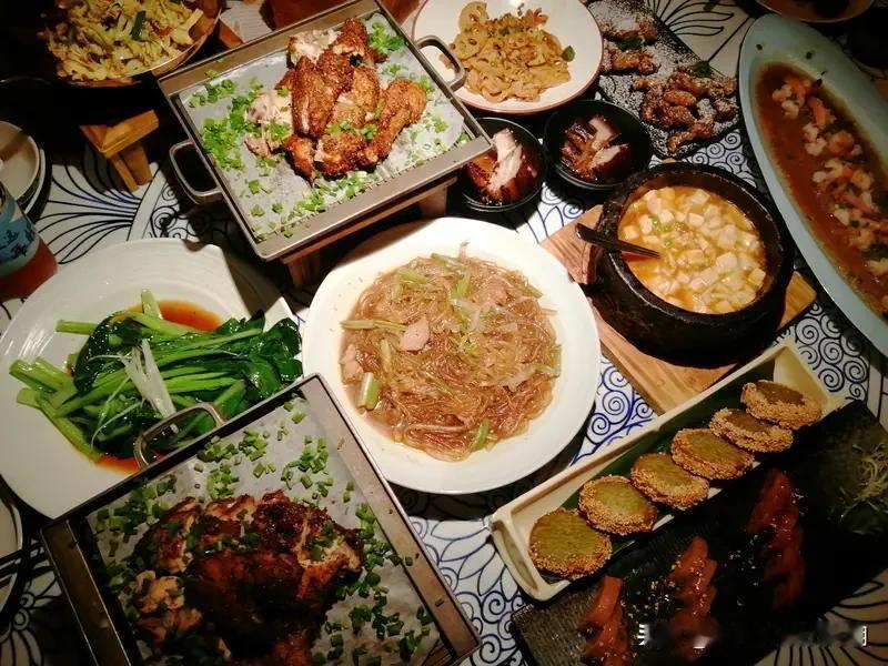 看到“品万般美食”这个上联，我一下就来了兴致。生活里美食是一大乐事，这上联把对美