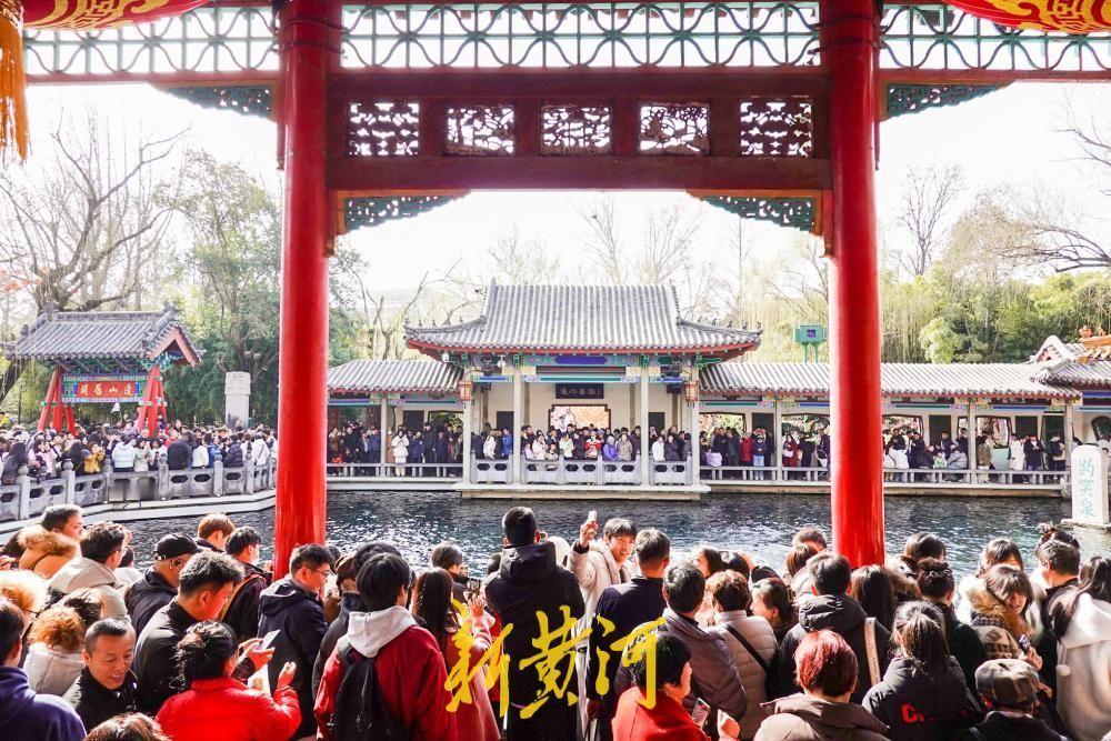 假期都结束了，趵突泉还是人从众 节后首日济南旅游热度不减！2月24日是春节假期后