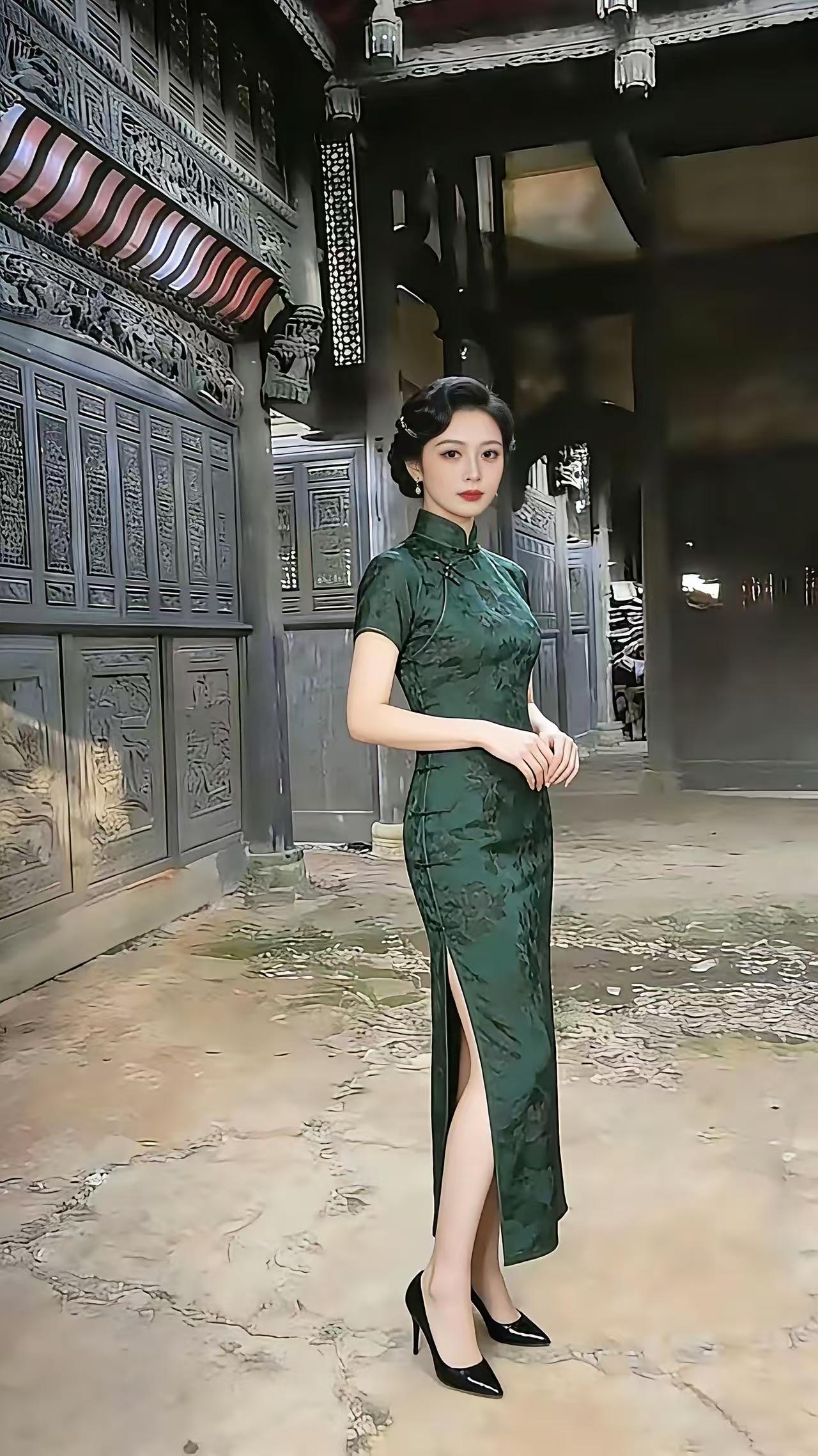 旗袍佳人
温婉清泠入画帏，
骨凝眉际韵成诗。
一袭锦缎半生梦，
冷蕴柔辉映岁时。