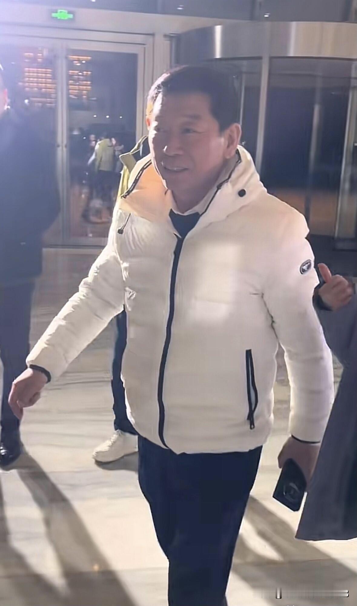 长城老板魏建军穿搭的好普通，接地气，穿搭也太真实了，跟平常60多岁的中老年人差不
