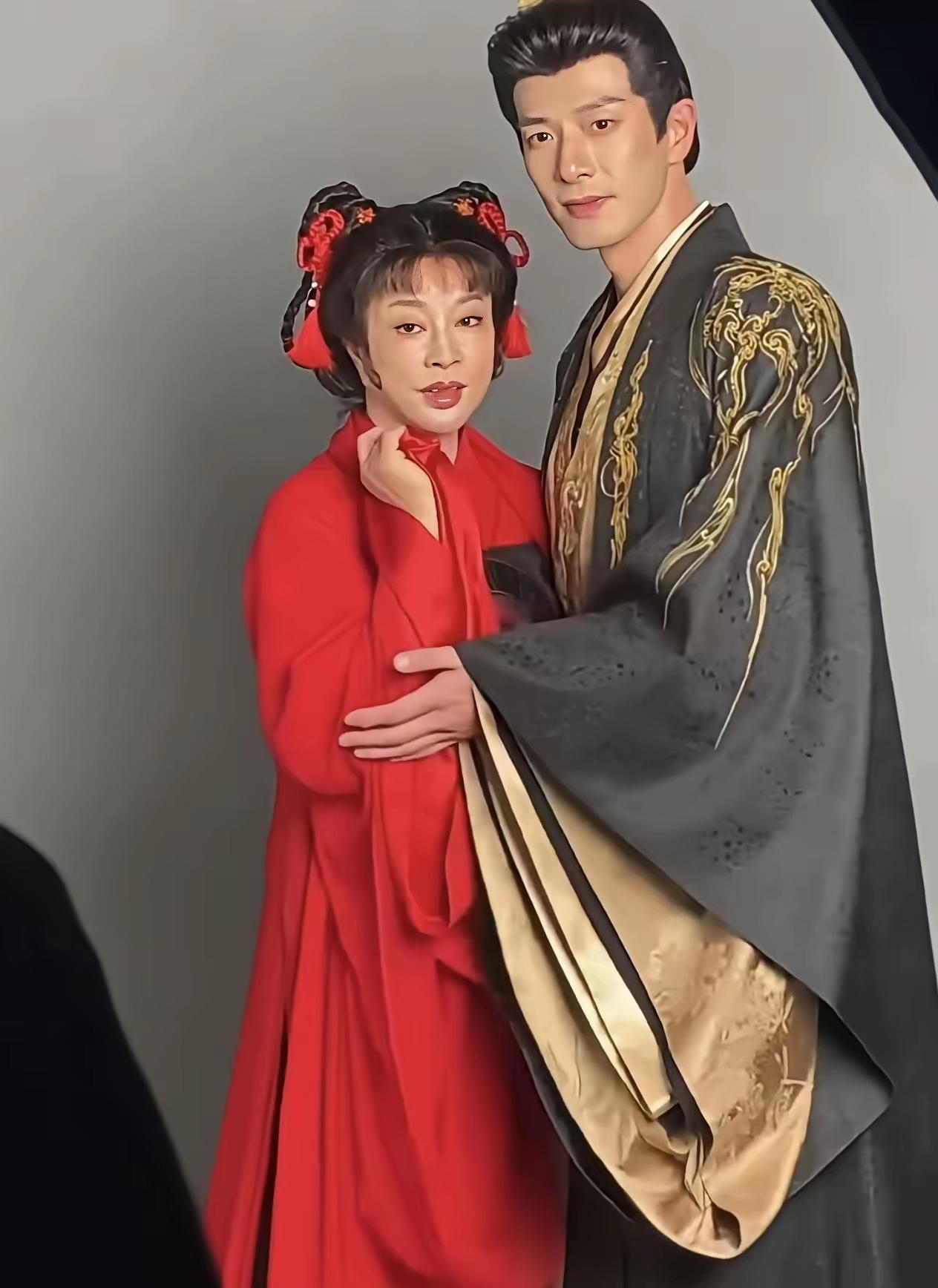 真是不服不行，75岁刘晓庆一身大红妆演少女，还是和小他几十岁的男演员搭档[笑哭]