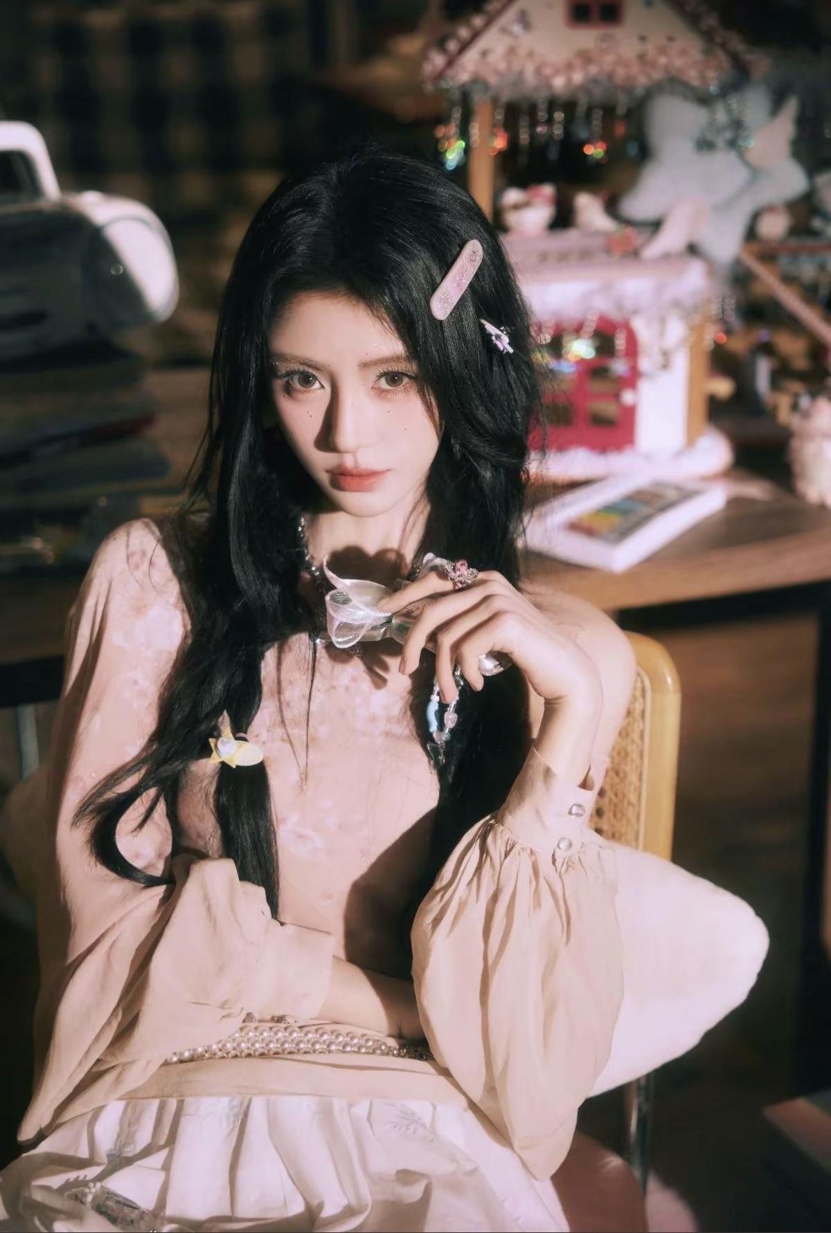 鞠婧祎的精致感真的刻在骨子里✨ 从发间的小发饰到手上的透明蝴蝶结戒指，再到腰间的