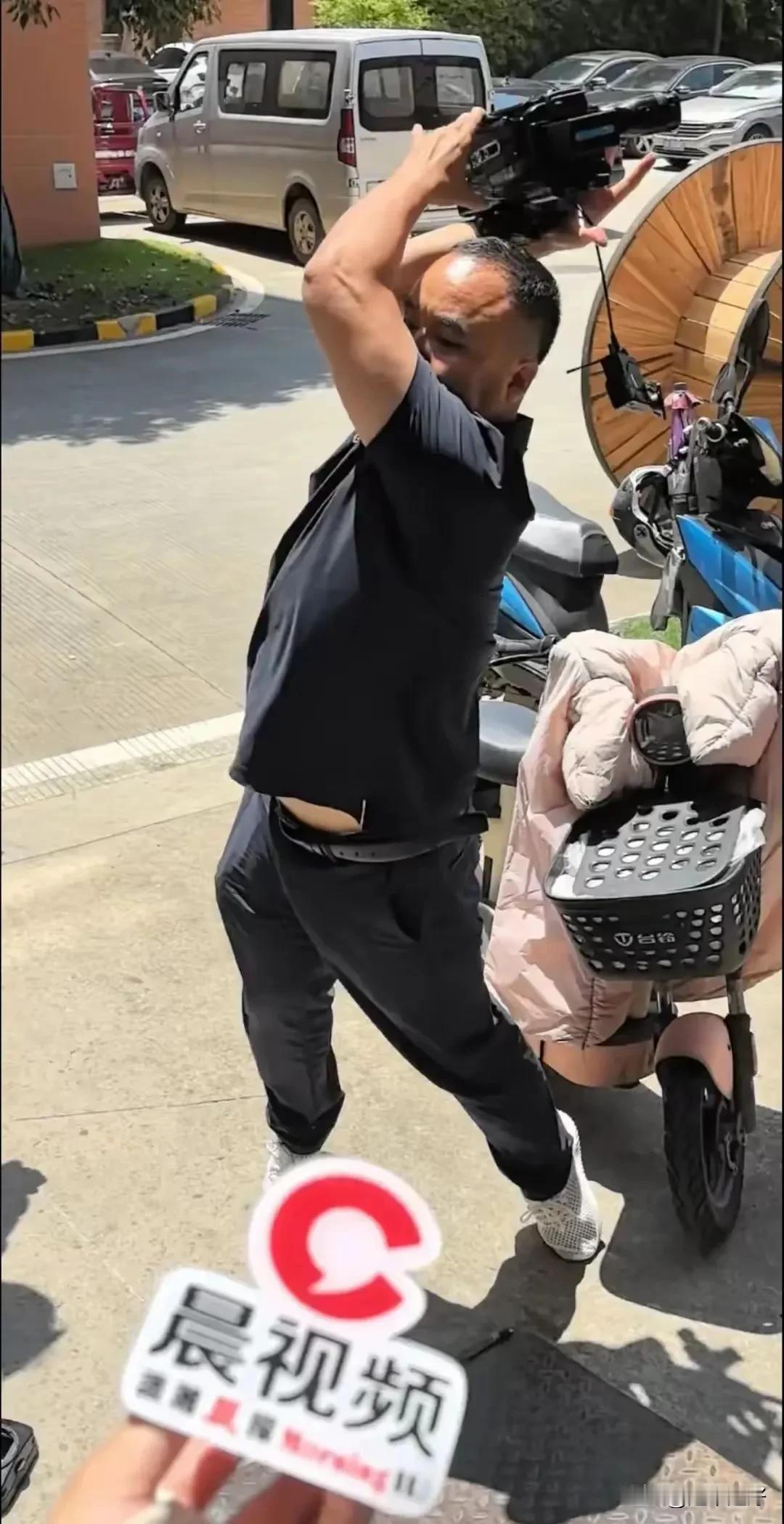 力拔山兮气盖世，
怒砸相机兮进局子!
本来仅仅是一桩产品质量问题，却硬是要升级到