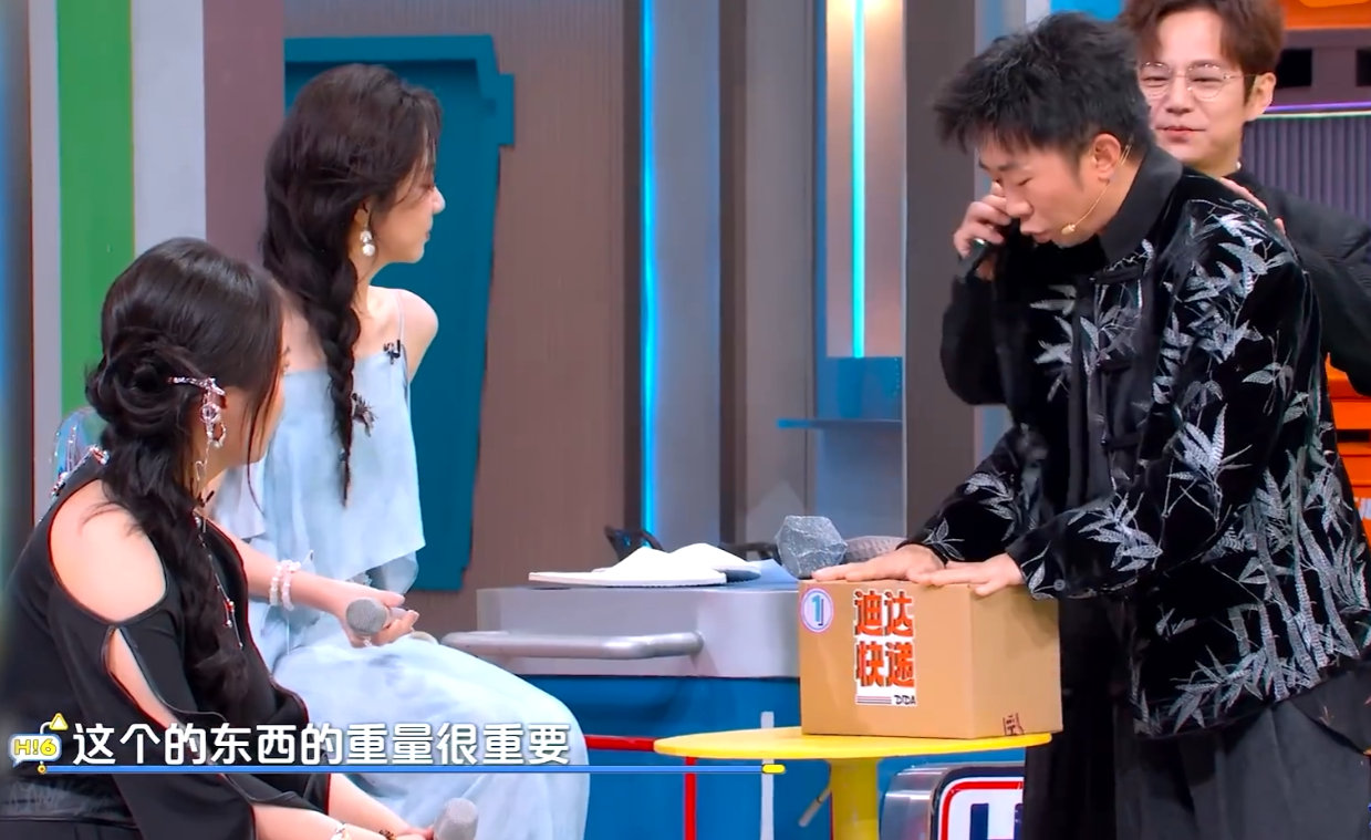 杨迪好突出的一面镜子杨迪把镜子吹得天花乱坠，松韵笑得眼睛都弯了你好星期六