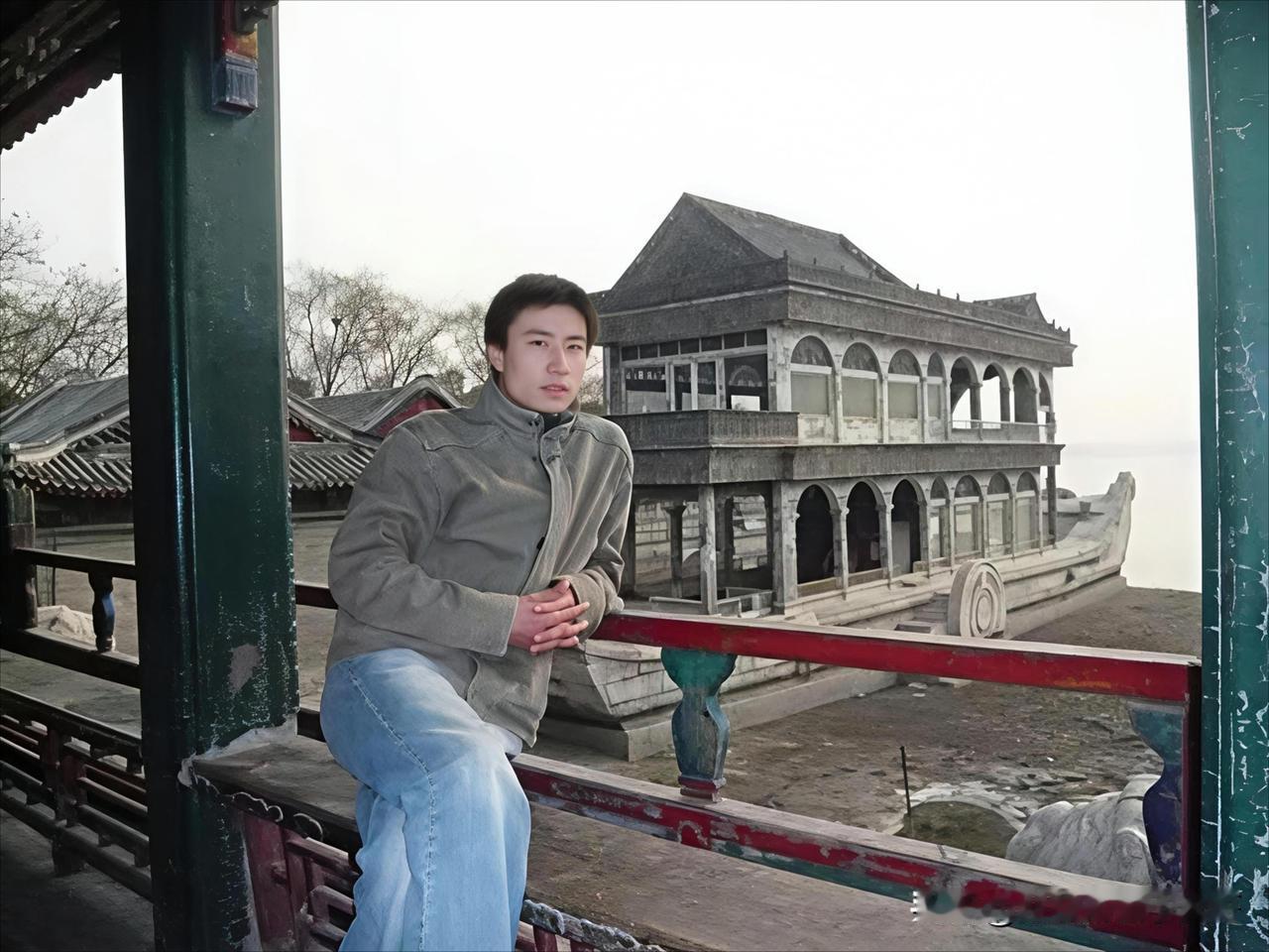 工作生活总会遇到很多朋友，那个时候我们都很年轻，每个人脸上都洋溢着青春的光， 都