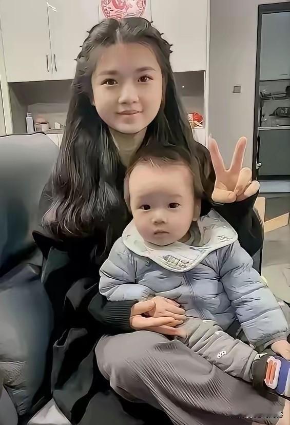 这个女孩长的气质不俗，她的颜值和她的气质绝对不输给一些明星，感觉比刘亦菲长的都漂