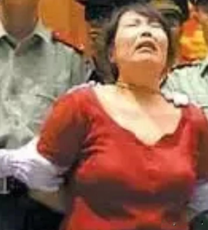 2003年，在广州举行的公审大会上，被称为“女毒犯”的王雄英，在听到自己被判处死