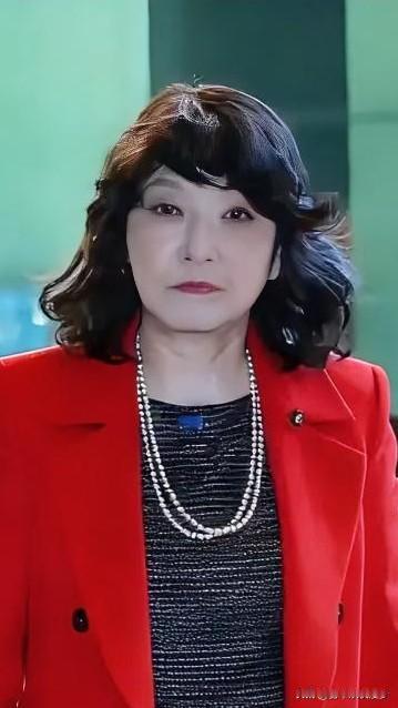 这脸打得真响！
日本财务大臣片山皋月一边在国内为天文数字的债务焦头烂额，一边却忙