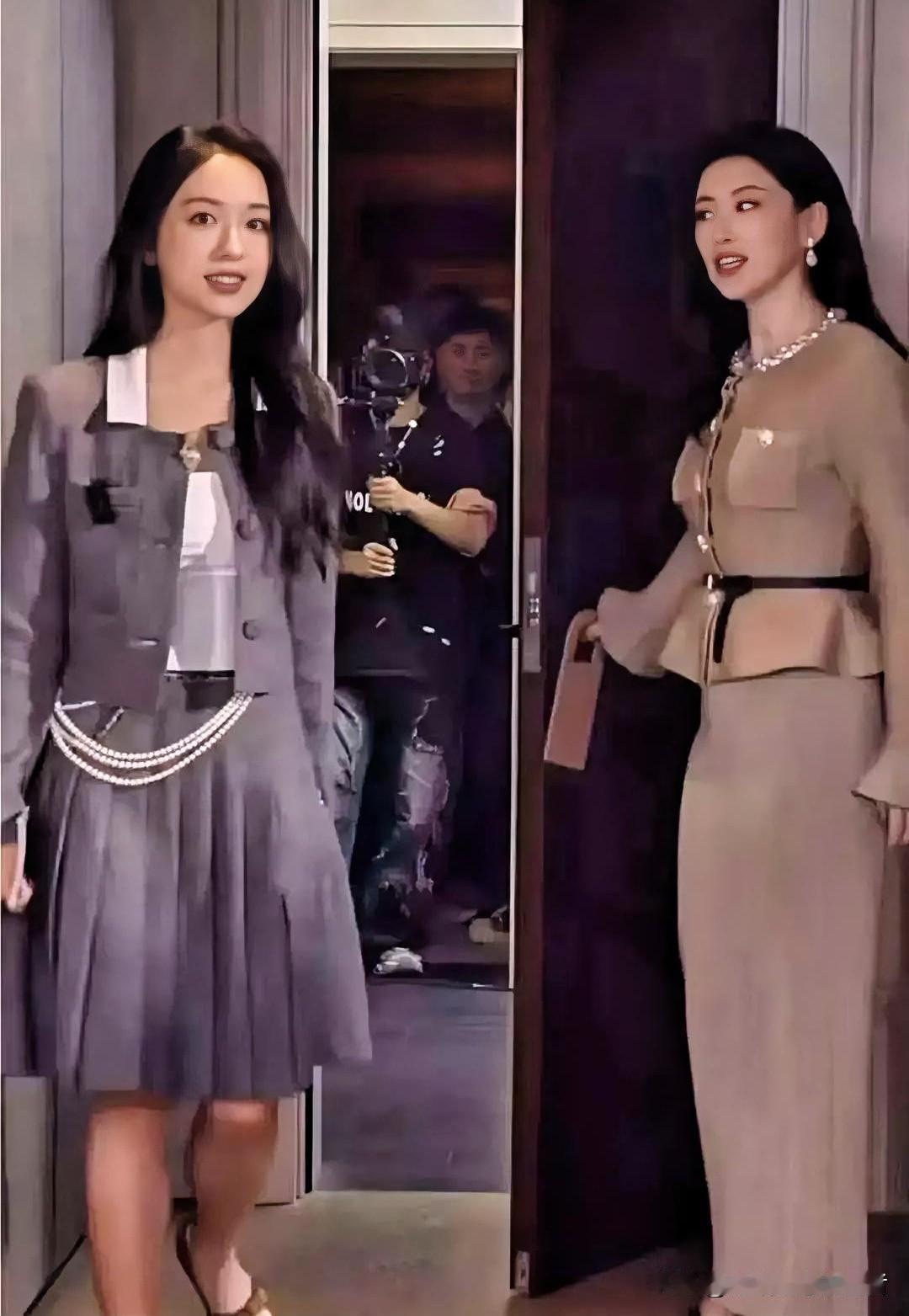 细节决定成败
朱珠有一次接受采访，来得比较早，现在门口旁等主持人来了一起进门。