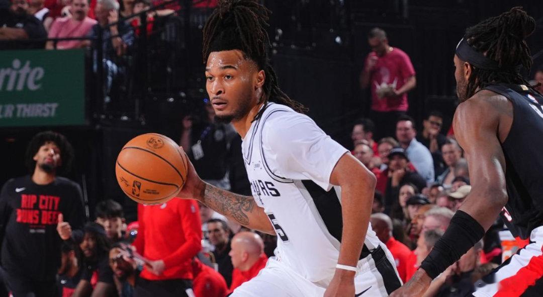 马刺3比1开拓者文班亚马复出 19分惊天逆转！文班复出轰27+11+7帽4断 克