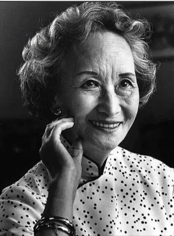 [中国赞]1973年，58岁郑念因拒绝出狱，监狱长得知后暴跳如雷，直接命人把她架
