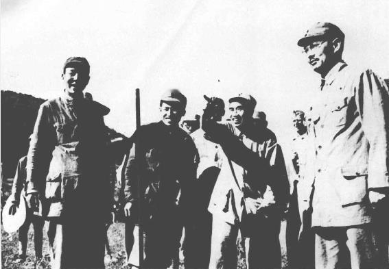 1944年8月，朱德总司令(前左3)、叶剑英参谋长(前左4)在南泥湾观看陕甘宁晋