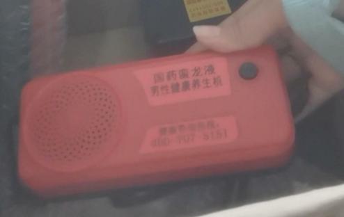 免费评书机、直播间苦情戏，315晚会两个案例，都聚焦在了老人身上。
尽管这些故事