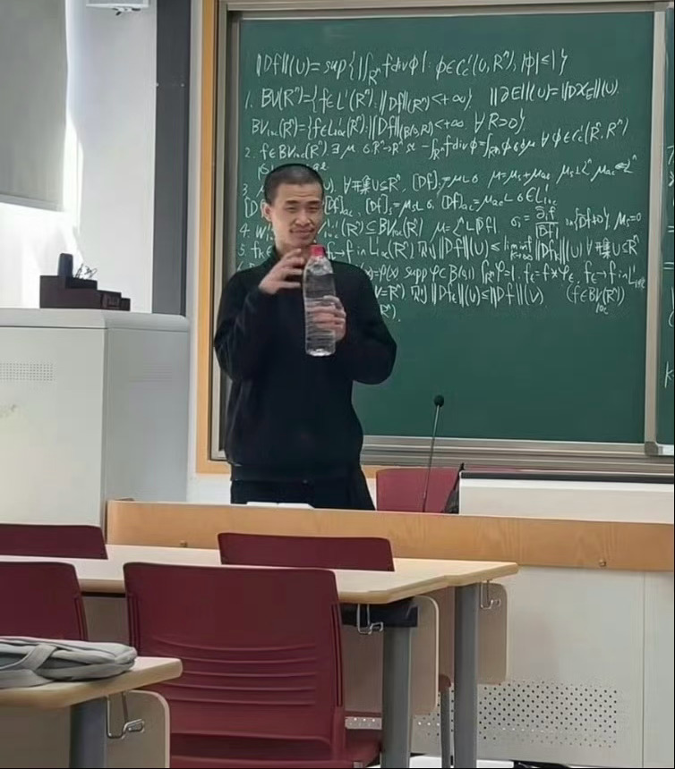 网友质疑韦东奕为何编写小学教辅如果是正常授权，相当于韦东奕是个商标了。谁都能吃带